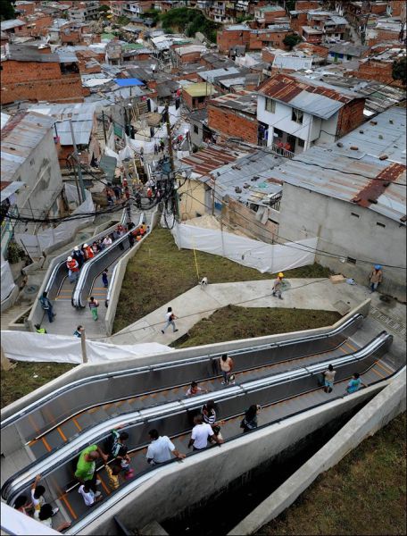 escada rolante na comunidade (1)