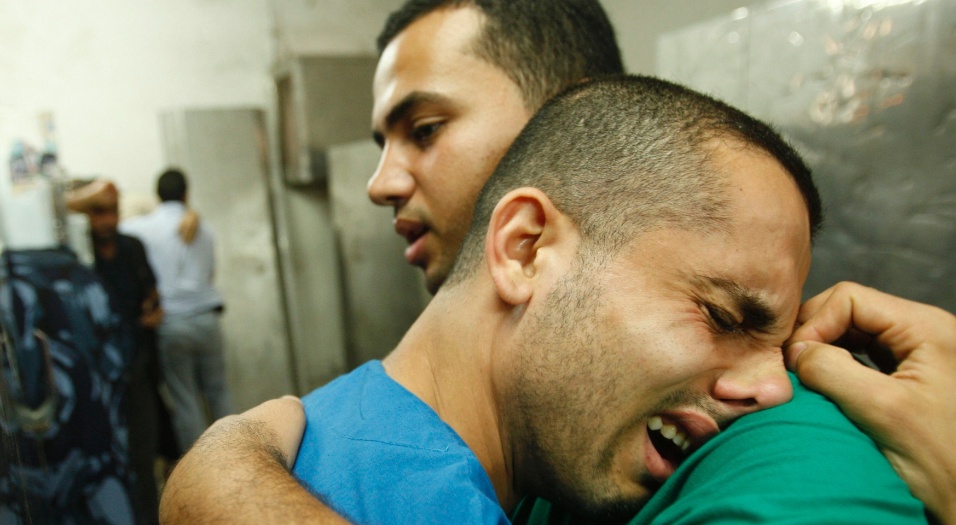 12jul2014---homem-palestino-lamenta-a-morte-de-seu-amigo-morto-em-ataque-aereo-israelense-no-necroterio-do-hospital-na-cidade-de-gaza-a-ofensiva-de-israel-contra-o-movimento-palestino-hama
